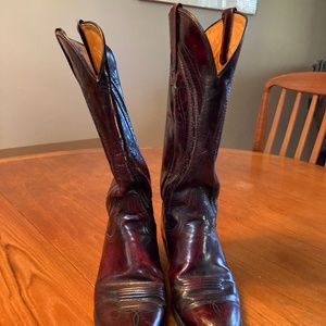 Detailed stitching burgundy cowgirl boots size 61/2